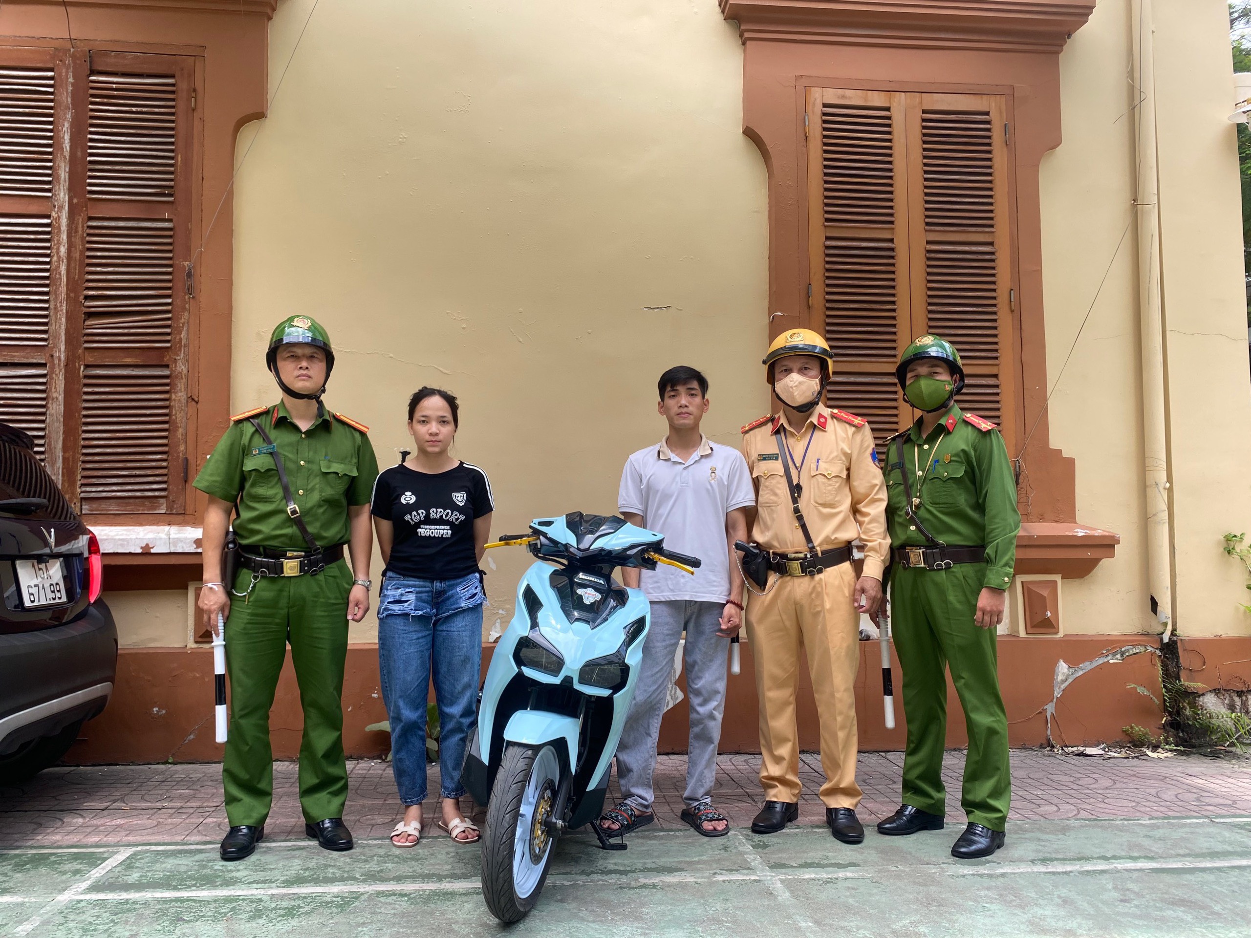 Công an quận Hồng Bàng: Xử lý 2 thanh niên vi phạm trật tự an toàn giao thông và mang vũ khí thô sơ 